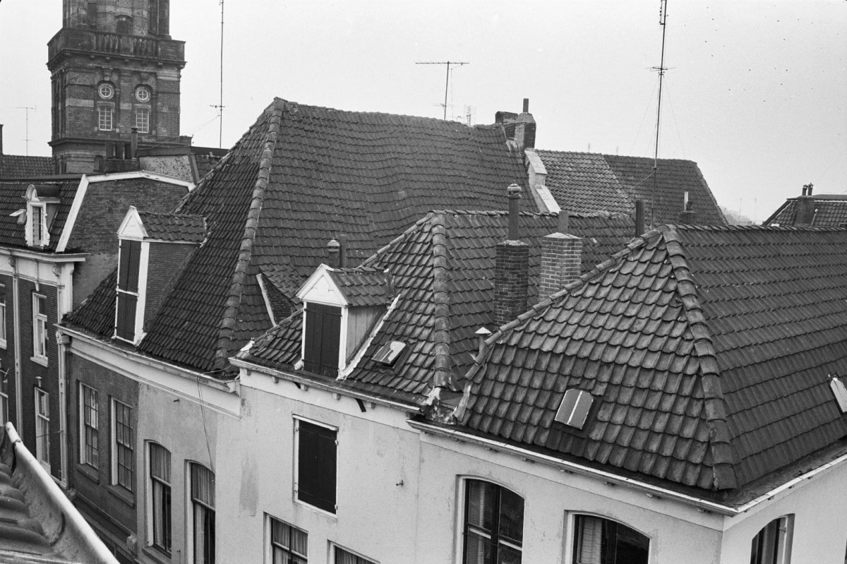 Huis onder schilddak, waarin dakkapel met fronton en luiken in zutphen (gelderland) Monument Huis onder schilddak, waarin dakkapel met fronton en luiken in zutphen (gelderland) Monument