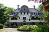 Huize De Lariks in Assen -  Landhuis De Lariks in Assen (1915), tegenwoordig een rijksmonument.