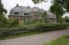 Overzicht van de voorgevel, gezien van links