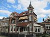 Coevorden Kasteel 8 ''Marie'' - Woonhuis gebouwd in 1908 naar ontwerp van Joh. D. Meppelink in opdracht van Gerson Levie. Het aan de straat gelegen woonhuis is gebouwd in Overgangsstijl met Art Nouveau stijl-motieven. 