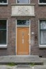 Detail: de deur van nummer 12, met het rijkswapen erboven