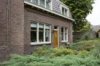 Detail: de voorgevel van nummer 10