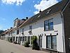 Coevorden Molenstraat 5-31 Voorm. Kazerne - Pand met verdieping en zadeldak, dat doorloopt over de aangrenzende panden, die tesamen een in 1765 gebouwde kazerne vormden. 