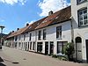 Coevorden Molenstraat 5-21 - Pand met verdieping en zadeldak, dat doorloopt over de aangrenzende panden, onderdeel van een in 1765 gebouwde kazerne. 