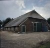 Overzicht van de achtergevel en de rechter zijgevel van boerderij met schuur