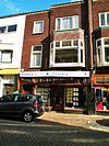 Twee winkelhuizen met twee bovenwoningen in Interbellum-stijl