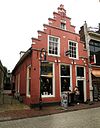 Huis met trapgevel met natuurstenen sierdelen
