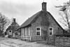 Kleine boerderij met woondeel met topgevel met topschoorsteen