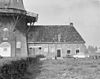 Zicht op de romp met een gedeelte van de stelling van de oliekorenmolen Woldzigt met het rechterdeel van de dienstgebouwen. - Roderwolde - 20188909 - RCE -  Woldzigt/ Oliekorenmolen 