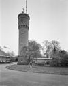 Exterieur overzicht slanke ronde watertoren met een reservoir op uitkragend boogfries - Zuidlaren - 20321989 - RCE -  Psychiatrische inrichting Dennenoord: Exterieur overzicht slanke ronde watertoren met een reservoir op uitkragend boogfries (opmerking: Monumenten In Nederland Drenthe, bladzijde 211) 