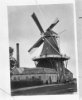 Stellingmolen met zeilen op de wieken schuin van achteren gefotografeerd