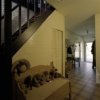 Interieur, overzicht van gang, richting toegangsdeur
