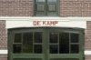 Koetshuis, naam De Kamp boven schuurdeur