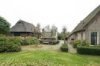 Overzicht van de schuur met bakhuisje, rechts de boerderij