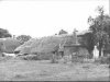 Overzicht zijgevel van de boerderij met bakhuisje (rechts)