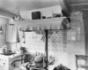 Interieur, keuken, betegelde wand achter kookachel, meubilair