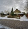 Achterzijde boerderij met schaapskooi