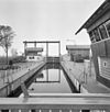 Exterieur overzicht sluis, sluiswachtershuisje en schotbalkenloods - Urk - 20321622 - RCE -  Gemaal Vissering: Exterieur overzicht sluis, sluiswachtershuisje en schotbalkenloods 