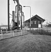 Exterieur overzicht sluis, sluiswachtershuisje en schotbalkenloods - Urk - 20321624 - RCE -  Gemaal Vissering: Exterieur overzicht sluis, sluiswachtershuisje en schotbalkenloods 
