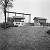 Exterieur overzicht sluiswachtershuisje en schotbalkenloods - Urk - 20321620 - RCE -  Gemaal Vissering: Exterieur overzicht sluiswachtershuisje en schotbalkenloods 