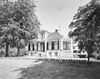 Overzicht voorgevel villa, thans onderdeel raadhuis - Buitenpost - 20345884 - RCE -  Jeltingahuis: Overzicht voorgevel villa, thans onderdeel raadhuis (opmerking: Gefotografeerd voor Monumenten In Nederland Friesland, bladzijde 99) 