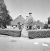 Overzicht voorgevel en linker zijgevel, boerderij - Twijzel - 20345891 - RCE -  Boerderijen/ Kop-hals-rompboerderij: Overzicht voorgevel en linker zijgevel, boerderij (opmerking: Gefotografeerd voor Monumenten In Nederland Friesland, bladzijde 295) 