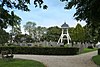De klokkenstoel van Nes. -  De Klokkenstoel staat op het kerkhof. de plaats van de in de 17e Eeuw afgebroken kerk. Eerder stond hier al een klooster. 