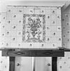 Interieur, schouw met tegeltableau- bloemenvaas - Driesum - 20064350 - RCE -  Interieur, schouw met tegeltableau: bloemenvaas 