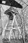 Witgeschilderde klokkenstoel met helmdak, op het kerkhof - Akmarijp - 20005463 - RCE -  Klokkenstoel: Witgeschilderde klokkenstoel met helmdak, op het kerkhof 