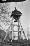 Witgeschilderde klokkenstoel met helmdak, op het kerkhof - Akmarijp - 20005462 - RCE -  Klokkenstoel: Witgeschilderde klokkenstoel met helmdak, op het kerkhof 