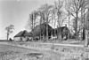 Kop-hals-rompboerderij met schuur, bomen op de voorgrond - Aalsum - 20003545 - RCE -  Boerderijen/ Kop-hals-rompboerderij: Kop-hals-rompboerderij met schuur, bomen op de voorgrond (opmerking: Boerderij A1 bij Stinstra) 