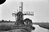 Poldermolen in vervallen staat, van achteren gefotografeerd - Ezumazijl - 20073205 - RCE -  De Gans: Poldermolen in vervallen staat, van achteren gefotografeerd 