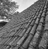 Pannendak, bestaande uit holle en bolle dakpannen, tijdens restauratiewerkzaamheden - Bornwird - 20329559 - RCE -  Nederlands Hervormde Kerk: Pannendak, bestaande uit holle en bolle dakpannen, tijdens restauratiewerkzaamheden 