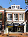 Pand onder zadeldak met voorschild (modehuis Visser)