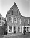 Overzicht voorgevel met puntgevel - Dokkum - 20345504 - RCE -  Puntgevel: Overzicht voorgevel met puntgevel (opmerking: Gefotografeerd voor Monumenten In Nederland Friesland, bladzijde 108) 