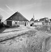Overzicht voorgevel kop-hals-rompboerderij - Ee - 20345526 - RCE -  Unia Zathe: Overzicht voorgevel kop-hals-rompboerderij (opmerking: Gefotografeerd voor Monumenten In Nederland Friesland, bladzijde 126) 