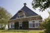 Overzicht van de achtergevel met de tuin