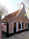 Visserswoning onder zadeldak tussen topgevels
(Museum 't Fiskershúske)