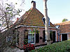 Woning onder tentdak met topschoorsteen