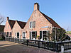 Twee huisjes (Reddingsboatreed 2) zonder verdieping onder met rode pannen gedekt zadeldak tussen puntgevels