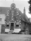Overzicht voorgevel en rechter zijgevel - Franeker - 20074101 - RCE -  Zakkendragershuisje of Korenmeterhuisje: Overzicht voorgevel en rechter zijgevel (opmerking: In: Buiten ; 9(1915), nr. 46, p. 547) 