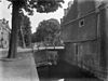 Overzicht rechter zijgevel en gracht - Franeker - 20074102 - RCE -  Zakkendragershuisje of Korenmeterhuisje: Overzicht rechter zijgevel en gracht (opmerking: In: Buiten ; 9(1915), nr. 45, p. 532) 