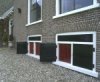 Melkkelder met (deels) geopende kelderluiken met houten spaken