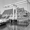 Overzicht pakhuiscomplex met brug op de voorgrond - Franeker - 20345396 - RCE -  Voormalig Pakhuizencomplex: Overzicht pakhuiscomplex met brug op de voorgrond (opmerking: Gefotografeerd voor Monumenten In Nederland Friesland, bladzijde 139) 
