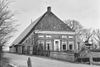 Grote stelpboerderij met omlijste ingang en als risaliet uitgemetselde voorgevel met zaadzoldervensters