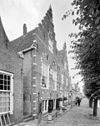 Overzicht voorgevel met trapgevel en jaartalankers - Sloten - 20345800 - RCE -  Pastorie Nederlands Hervormde Kerk: Overzicht voorgevel met trapgevel en jaartalankers (opmerking: Gefotografeerd voor Monumenten In Nederland Friesland, bladzijde 276) 