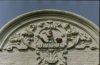 Pand met sierlijke klokgevel, gebeeldhouwde aanzetkrullen en fronton en met jongere pui
