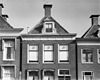 Vernieuwd pand met geblokte kroonlijst aan de voorgevel en topschoorsteen met bord