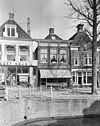 Pand met gevel met rechte kroonlijst en schoorsteen boven voorschild