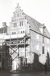 Monumentaal pakhuis onder zadeldak tegen hoge trapgevel